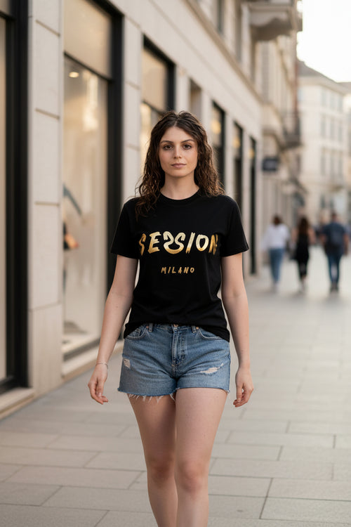 T-shirt con logo pennellato oro